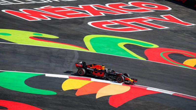 Verstappen vince in Messico su Hamilton e Perez, 5° Leclerc
