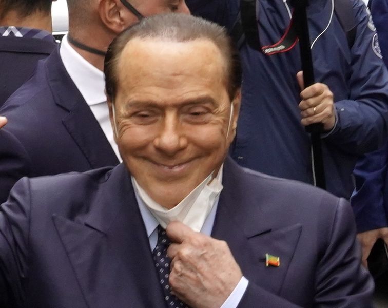 Berlusconi “Draghi resti premier, irresponsabile interrompere”