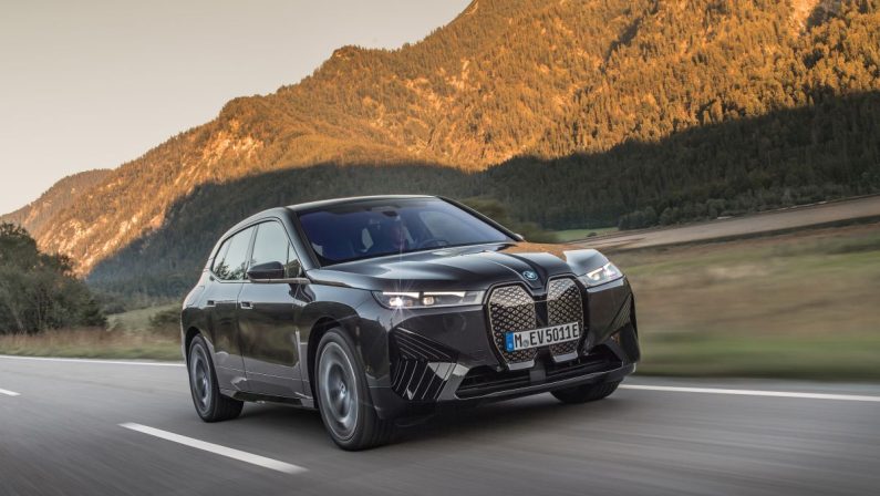 Bmw iX xDrive 50, ammiraglia silenziosa