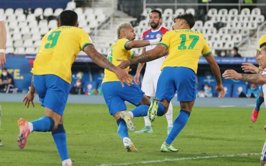 Paquetà manda il Brasile in Qatar, ok Cile, gol Lapadula col Perù