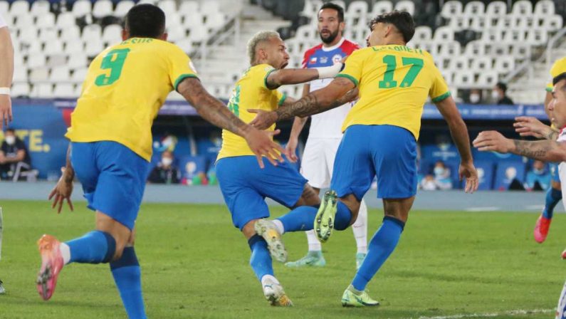 Paquetà manda il Brasile in Qatar, ok Cile, gol Lapadula col Perù