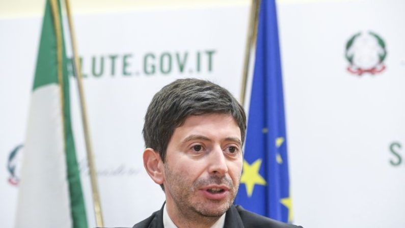 Vaccino, Speranza “Correre con la terza dose”