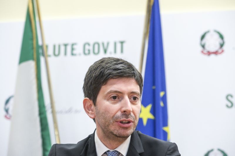 Vaccino, Speranza “Correre con la terza dose”