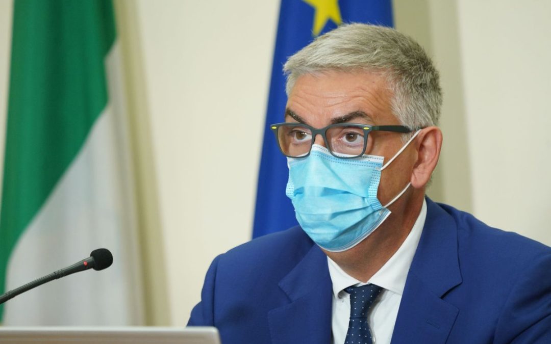 Covid, Brusaferro “Curva si può frenare, ma tutti devono vaccinarsi”