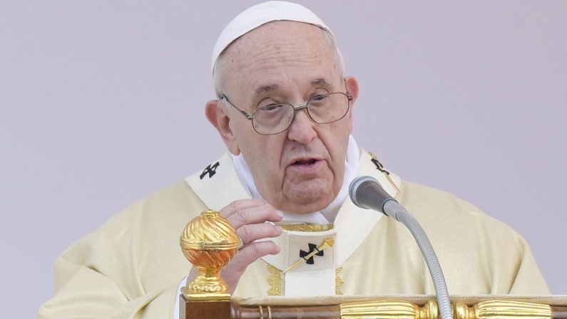 Ucraini e russi insieme alla via crucis, il Papa: «La guerra è oltraggio a Dio»