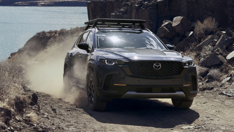 Presentata in anteprima la Mazda CX-50 per il mercato nordamericano