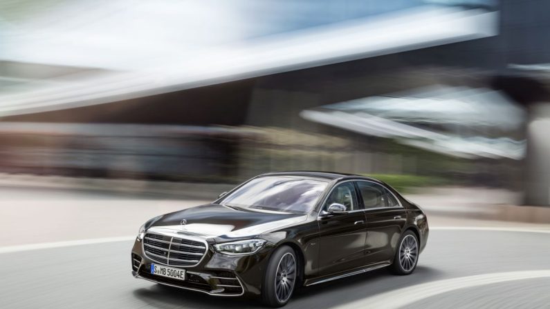 Hamilton e Federer svelano il lusso di Mercedes-Benz Classe S
