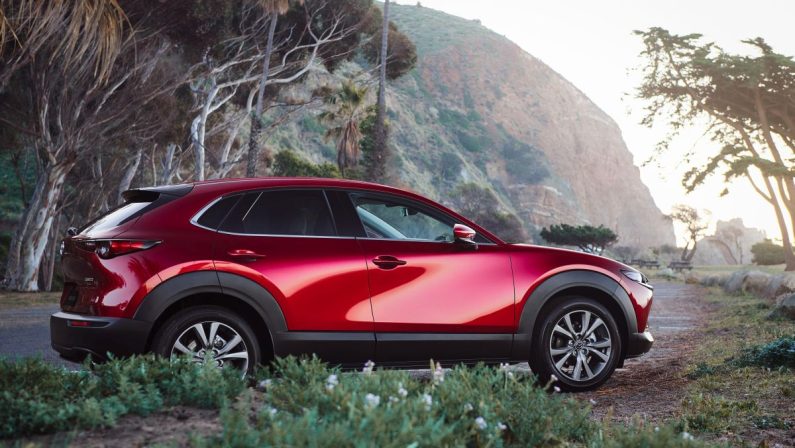 Mazda CX-30 2022 si rinnova per stile e connettività