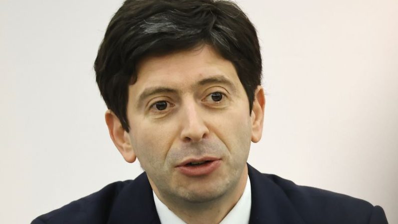 Vaccino, Speranza “Terza dose cruciale, possibile farla dopo 5 mesi”