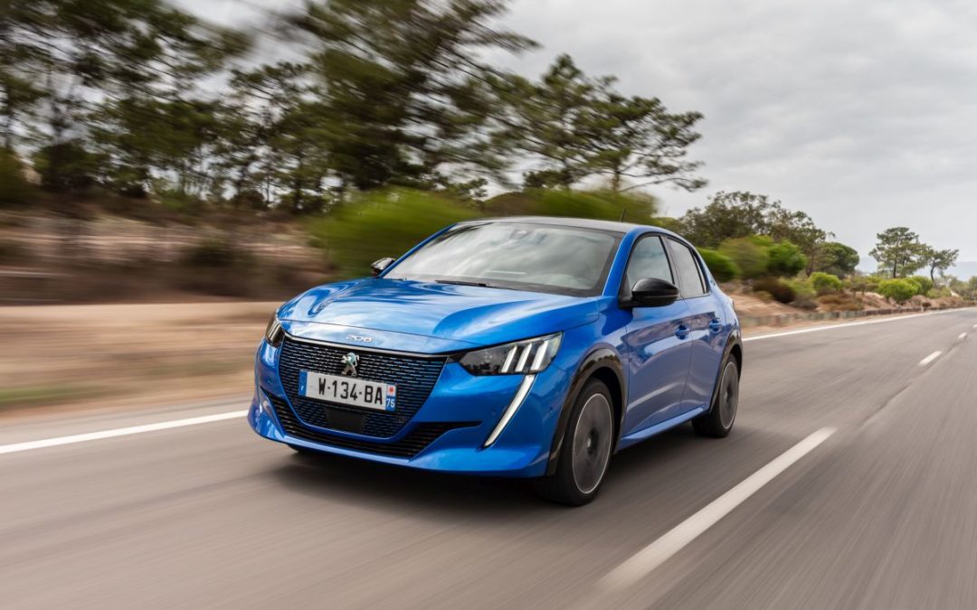 Aumenta l’autonomia per Peugeot e-208 e il Suv e-2008