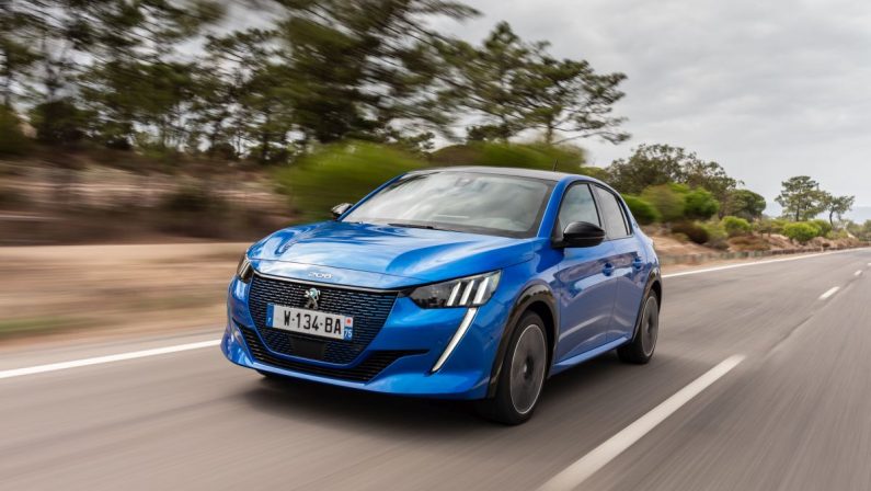 Aumenta l’autonomia per Peugeot e-208 e il Suv e-2008