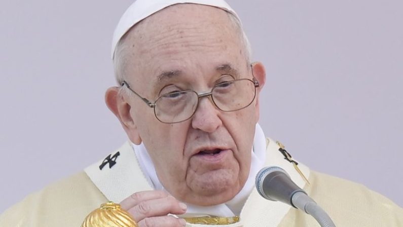 Violenza contro donne, Papa “Degrado per l’umanità, serve protezione”