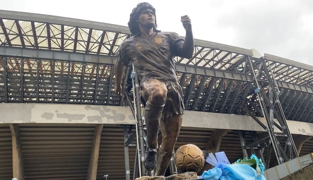 Un anno senza Diego, inaugurata una statua al Maradona