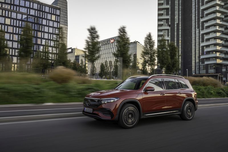 Mercedes EQB, mobilità elettrica formato famiglia