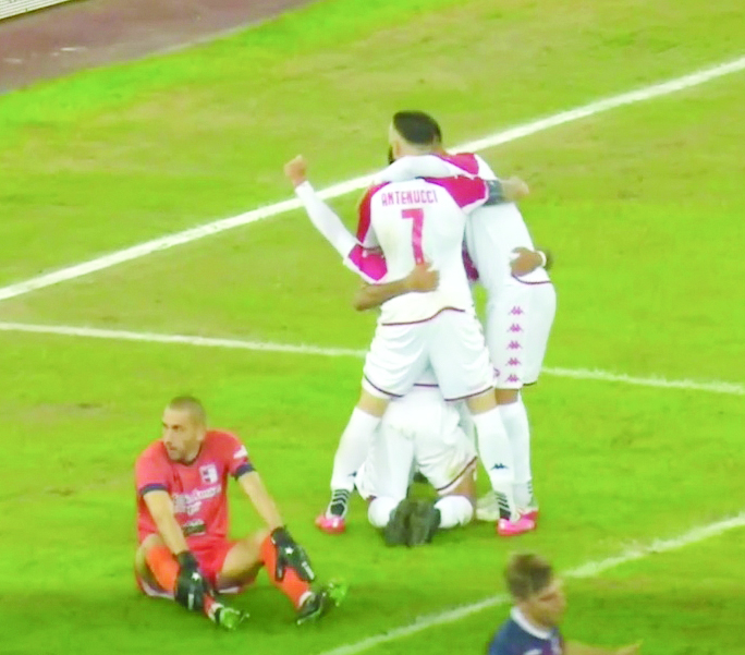 L’abbraccio a Ruben Botta dopo il gol