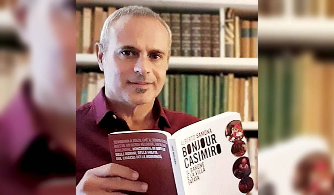 Alberto Samonà con il suo ultimo libro Bonjour Casimiro, il barone e la villa fatata