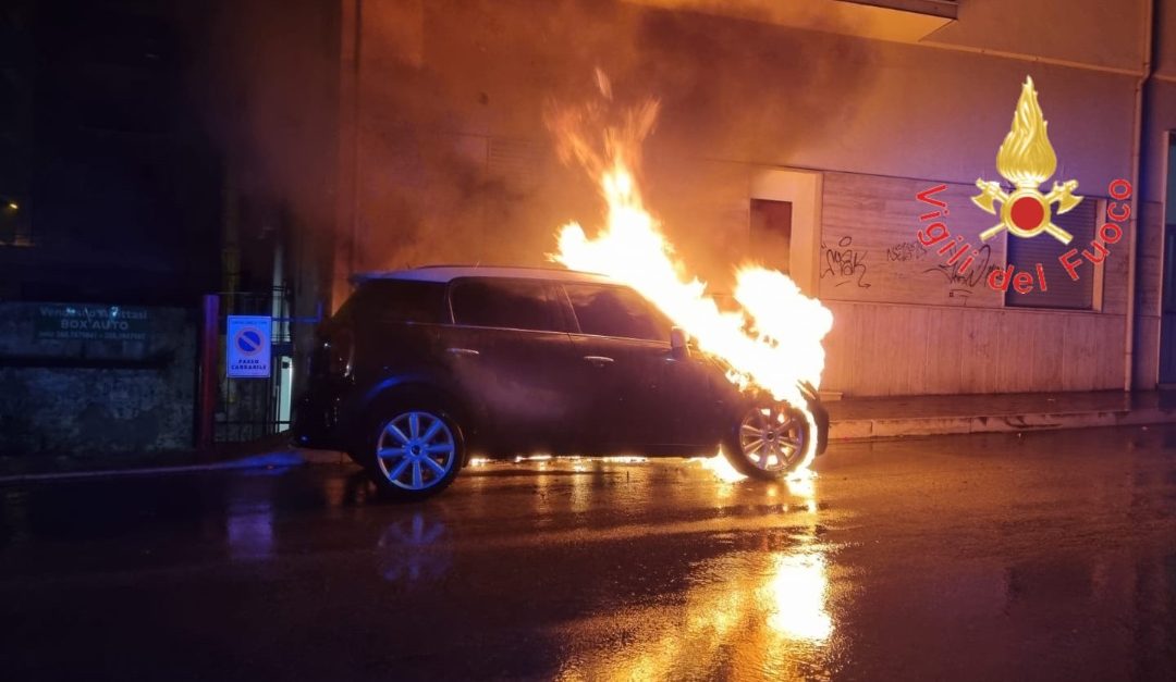 L'auto in fiamme