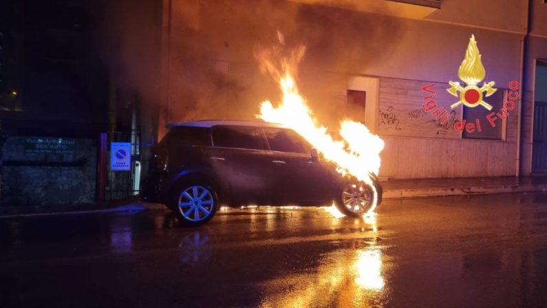 Auto in fiamme a Lamezia, non si esclude la pista dolosa