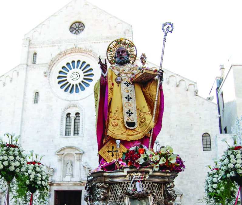 La statua di San Nicola in processione