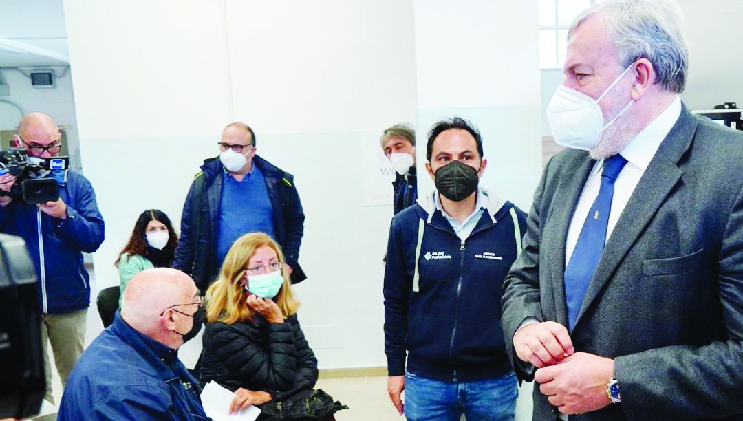 Emiliano nell’hub di Catino a Bari per la terza dose ai docenti