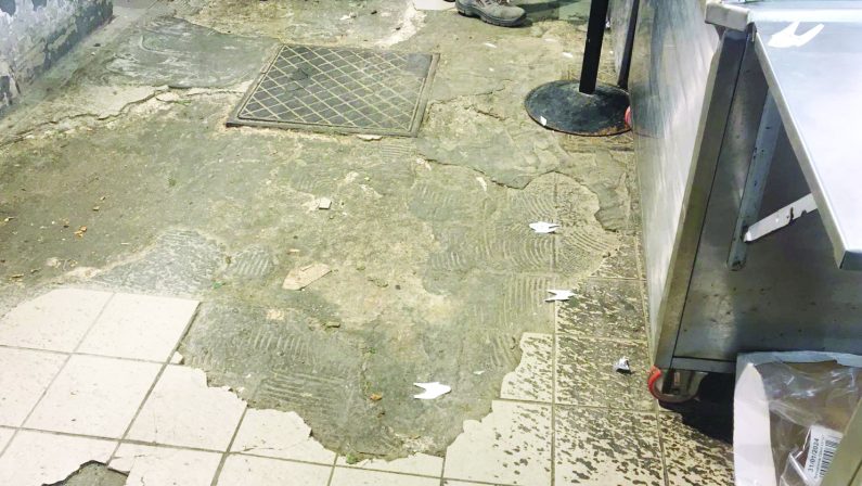 Crolli al mercato di Bari, donna ferita