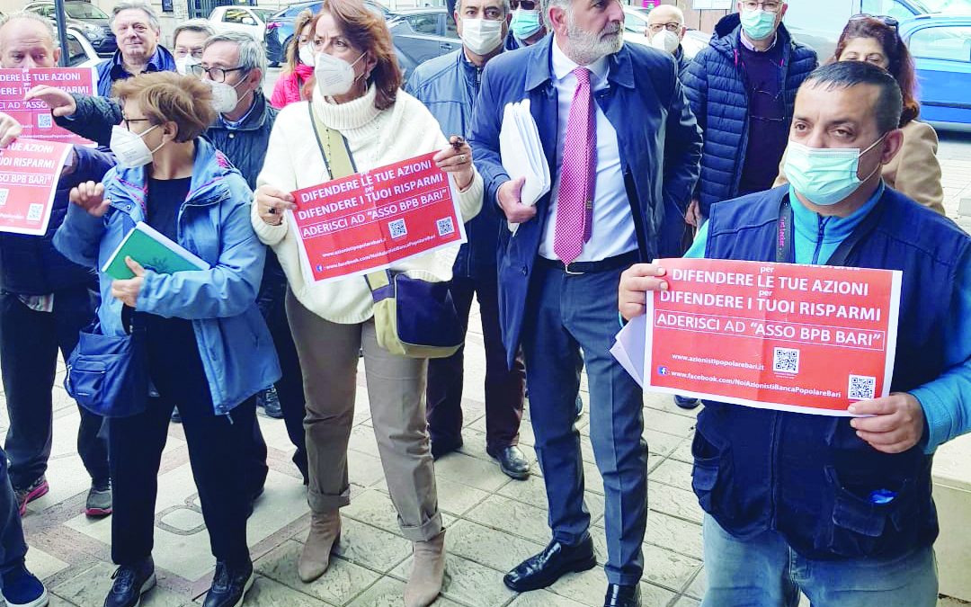Alcuni momenti della protesta dei piccoli risparmiatori, ieri mattina, davanti alla sede storica della Banca Popolare di Bari