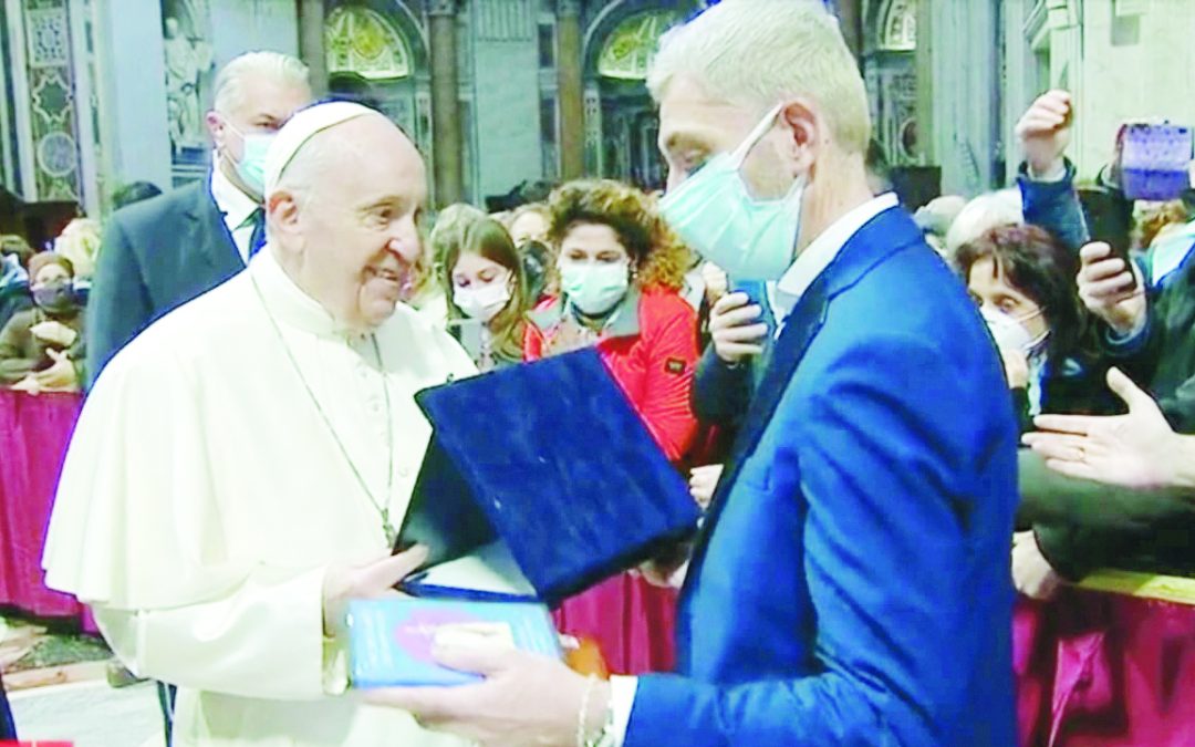 Un momento dell’incontro di Papa Francesco con i fedeli pugliesi