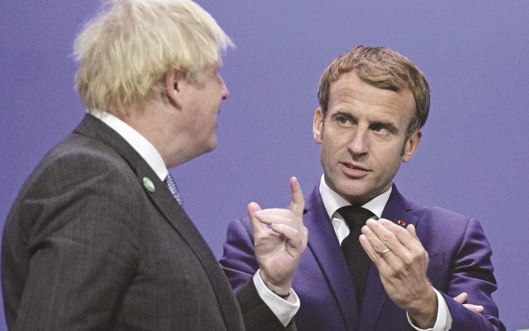 Boris Johnson con il presidente francese Macron