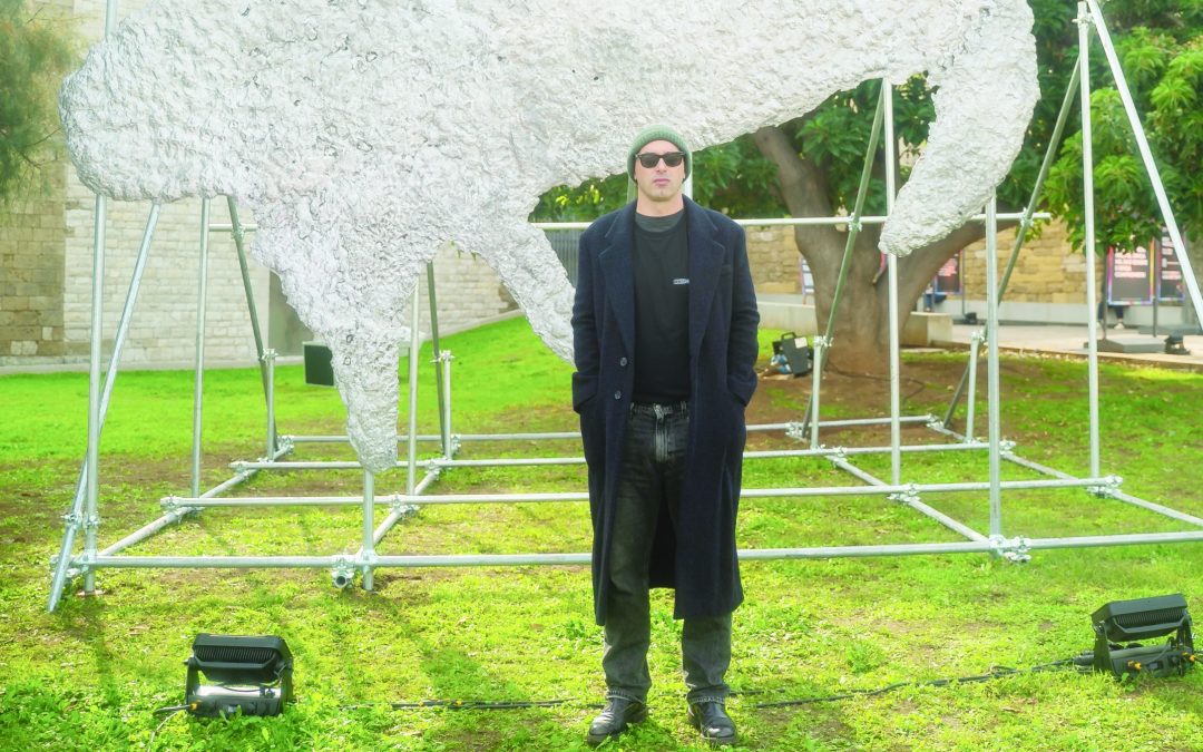 Nico Vascellari davanti alla sua opera