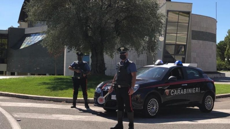 Fugge ai controlli dei carabinieri e lancia una pistola dal finestrino, arrestato a Rende