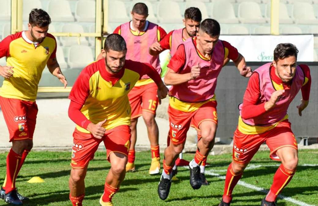 La fase di riscaldamento dei giallorossi prima della gara di coppa con il Palermo