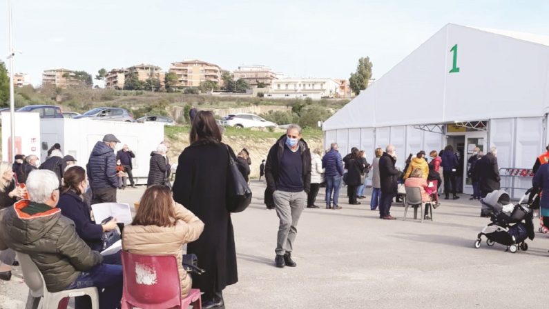 A Matera tre ore di fila per vaccinarsi