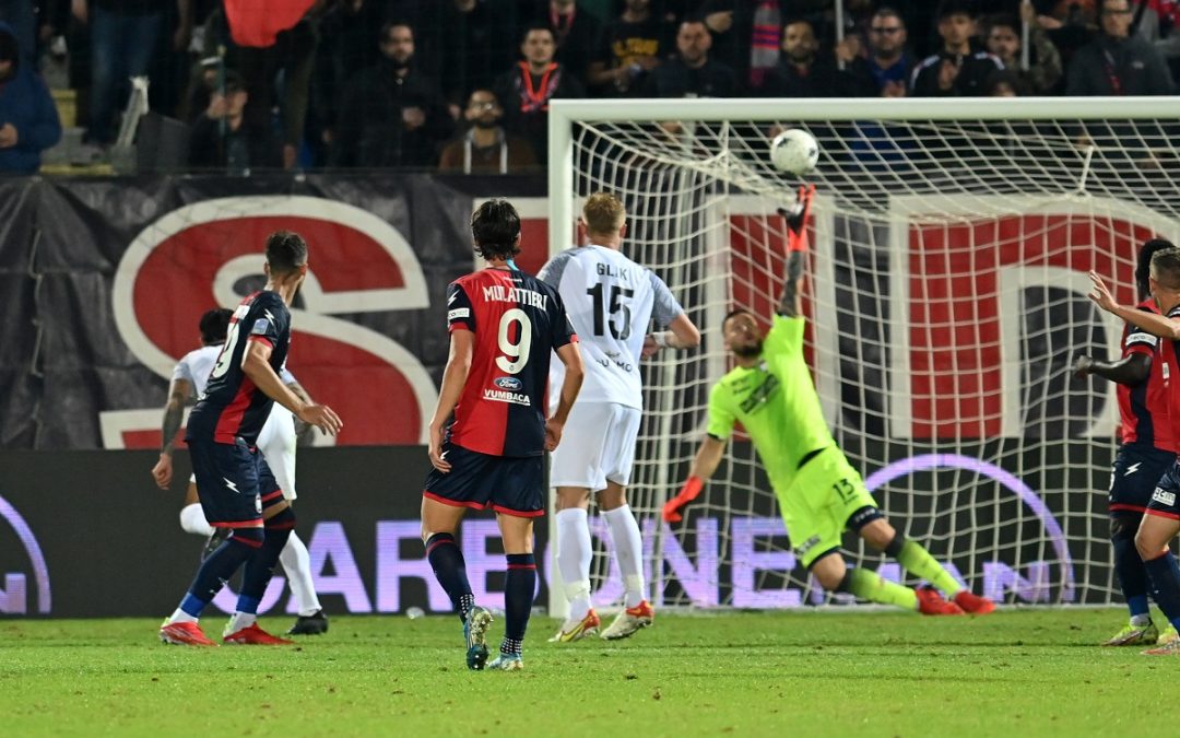 Uno dei tanti gol subiti dal Crotone