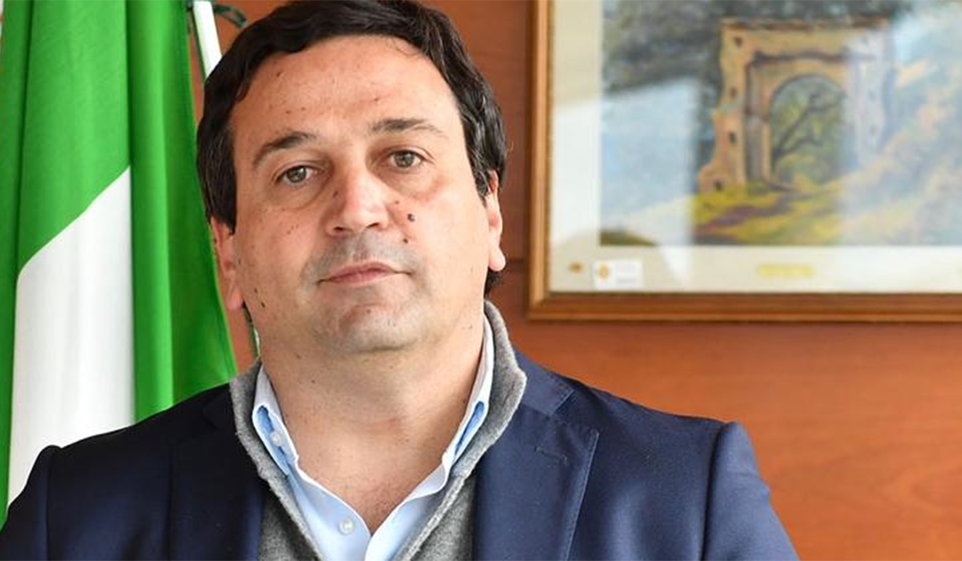 Orsomarso e i gadget: «Il presidente è un po’ stressato». Il Pd all’attacco