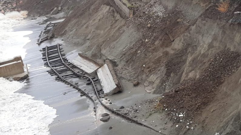 Maltempo, crolli sulla costa tirrenica: divelto un pezzo della vecchia ferrovia