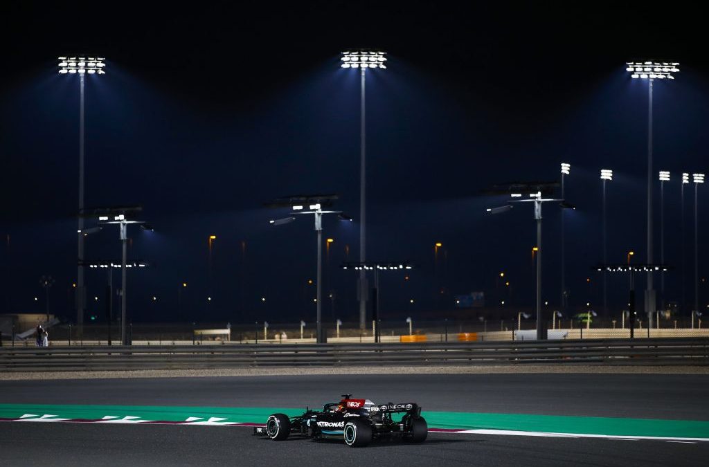 Hamilton vince in Qatar e va a -8 da Verstappen
