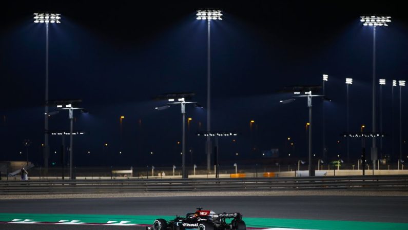 Hamilton vince in Qatar e va a -8 da Verstappen