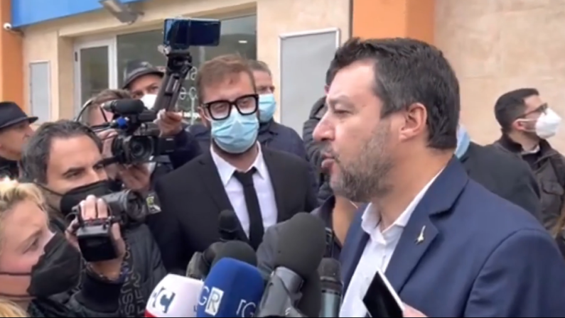 Lite tra Salvini e Ghali, "Le Iene" portano la pace: consegnata una maglietta del rapper
