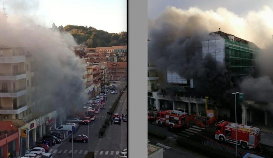 Due foto dell'incendio al magazzino di questa mattina a Vibo