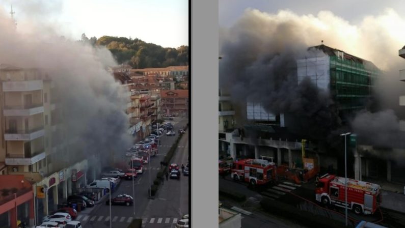 Incendio in un magazzino in centro a Vibo Valentia, evacuato tutto il palazzo