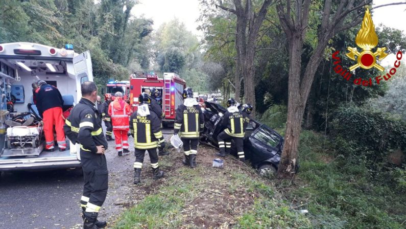 Auto finisce contro un albero nel Vibonese, conducente estratto dai vigili del fuoco