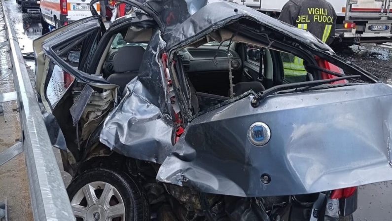 Incidente stradale nel Catanzarese, auto contro autocarro: grave una donna