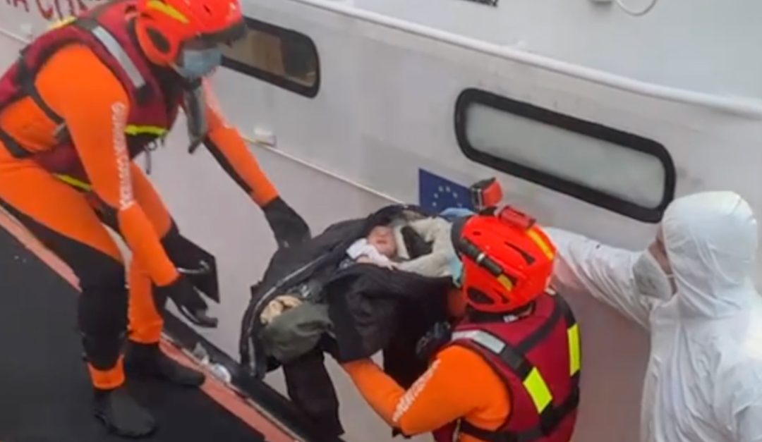Un neonato viene trasportato a terra