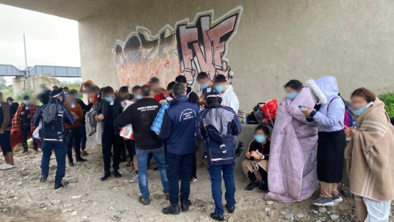 Tre sbarchi in poche ore: oltre 200 migranti tra le province di Catanzaro e Crotone
