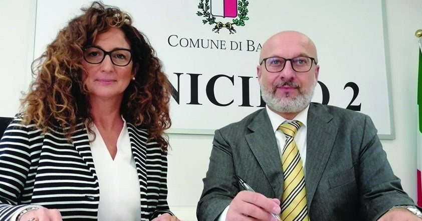 Bari, la prof che insegna il sorriso in municipio