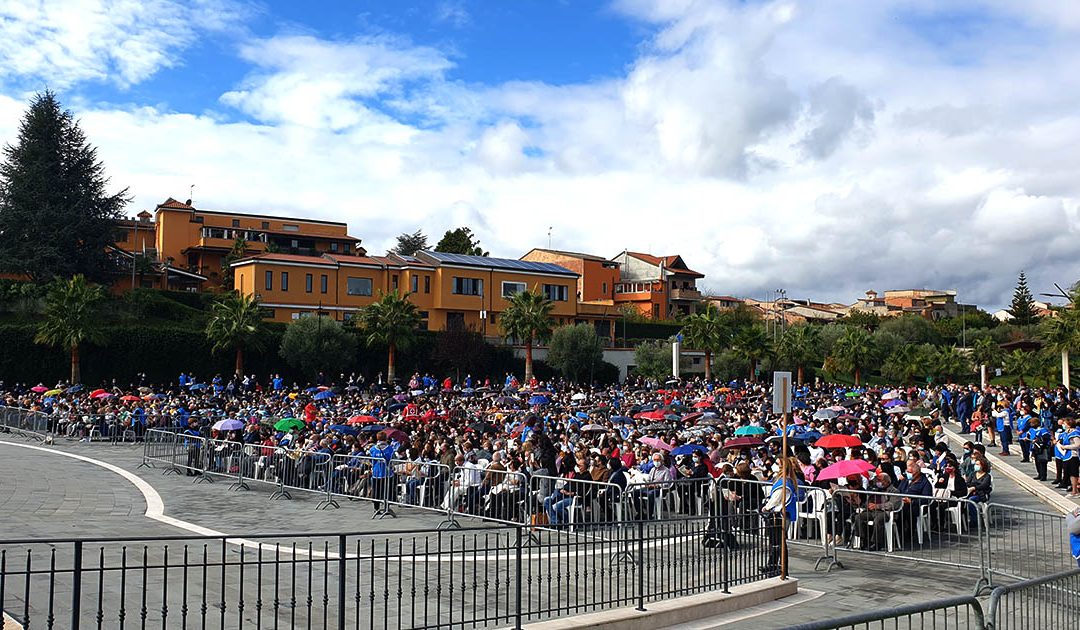 La folla di fedeli presente alla celebrazione del primo novembre
