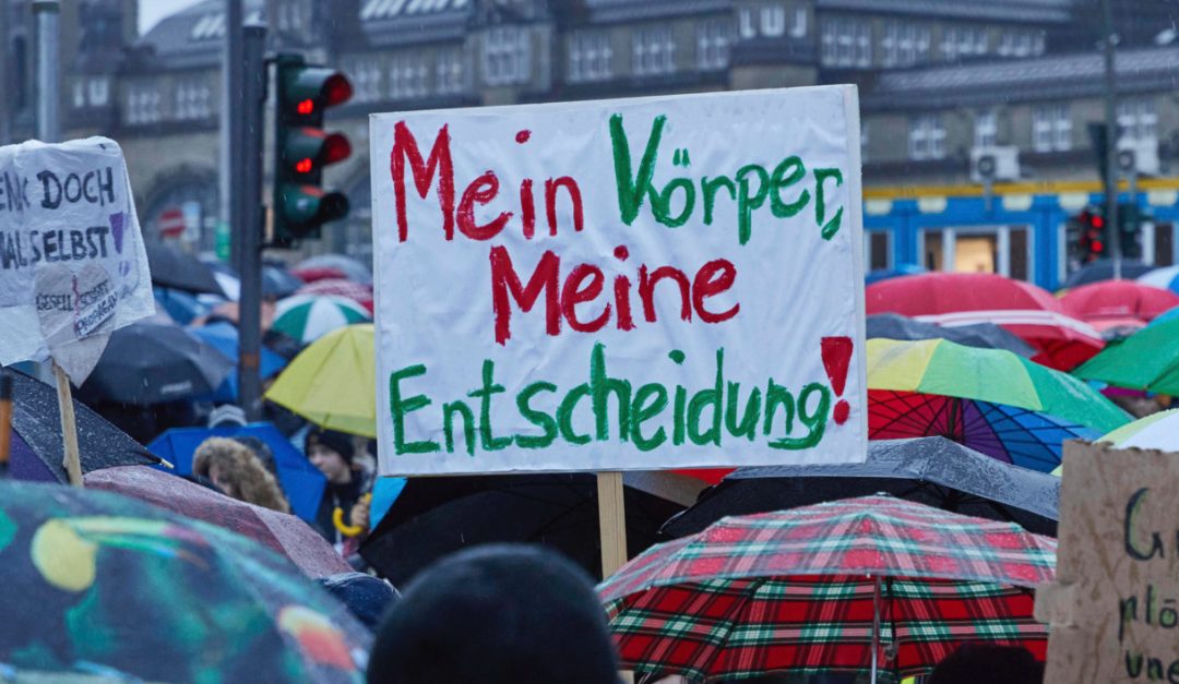 Una manifestazione di protesta in Germania, sul cartello la scritta: "Mio il corpo, mia la decisione"