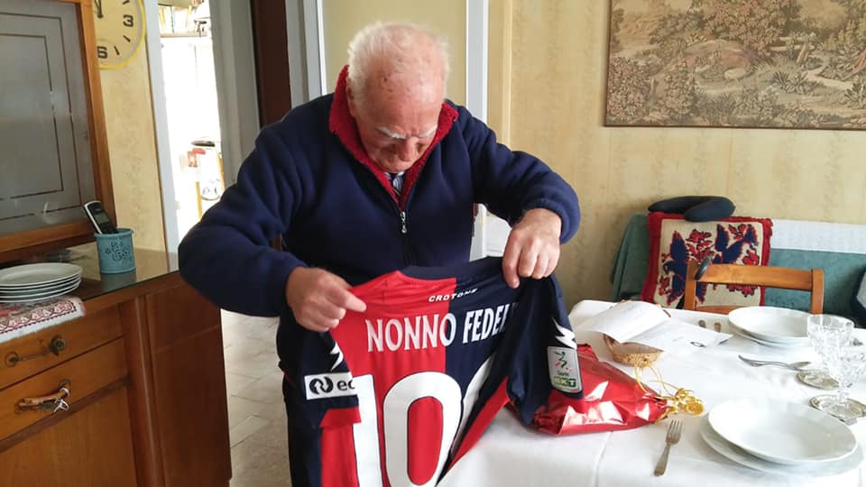 Nonno Fedele e i cento anni festeggiati con la maglia del Crotone