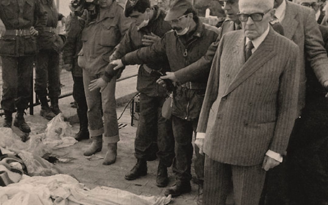 Il presidente della Repubblica Sandro Pertini sui luoghi della tragedia