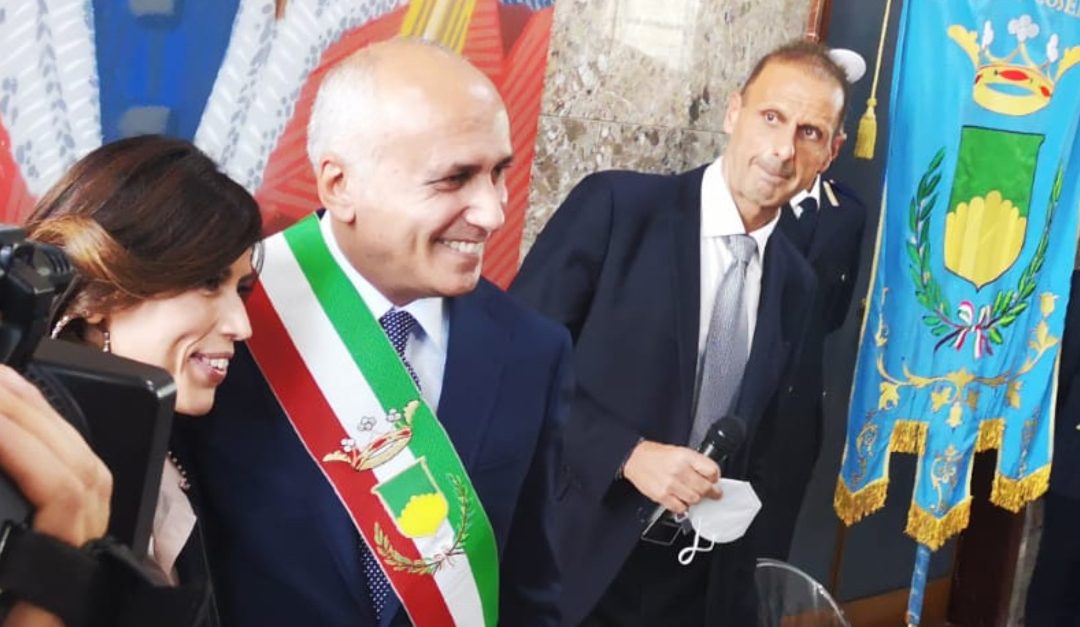 Franz Caruso con la fascia tricolore appena consegnatagli dall'assessore uscente Alessandra De Rosa
